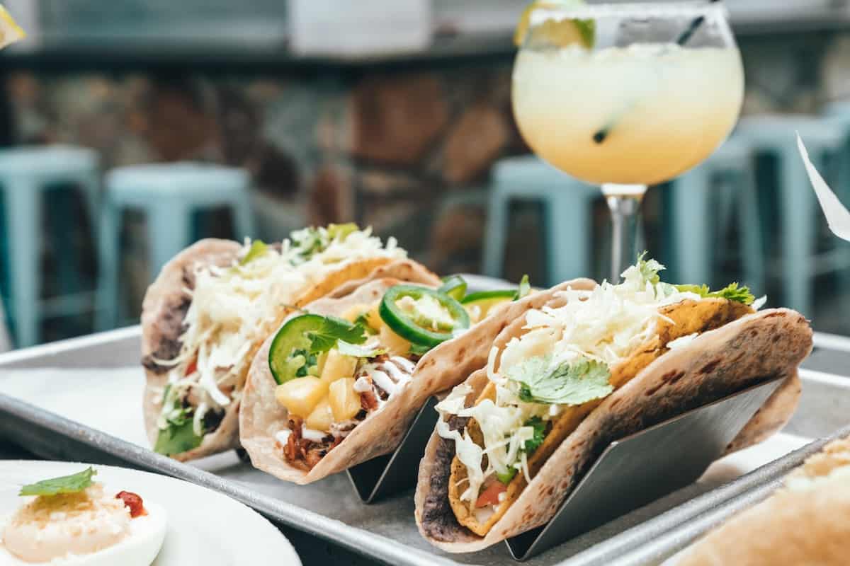 Tray with three tacos